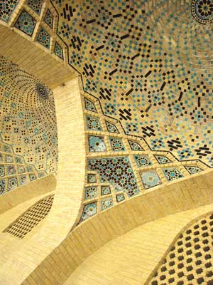آشنایی با آثار معماری:  مسجد نصیرالملک شیراز از مساجد بسیار زیبا و بدیع ایران است.  بازی نور و رنگ این مسجد که به خاطر شیشه های رنگی آن است، مناظر جالبی را برای عکاسان پدید می آورد.